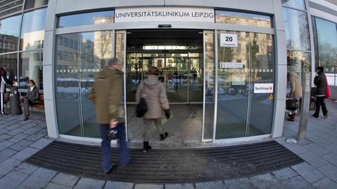 Zwei Personen betreten am Mittwoch (05.01.2011) das Universitätsklinikum Leipzig.