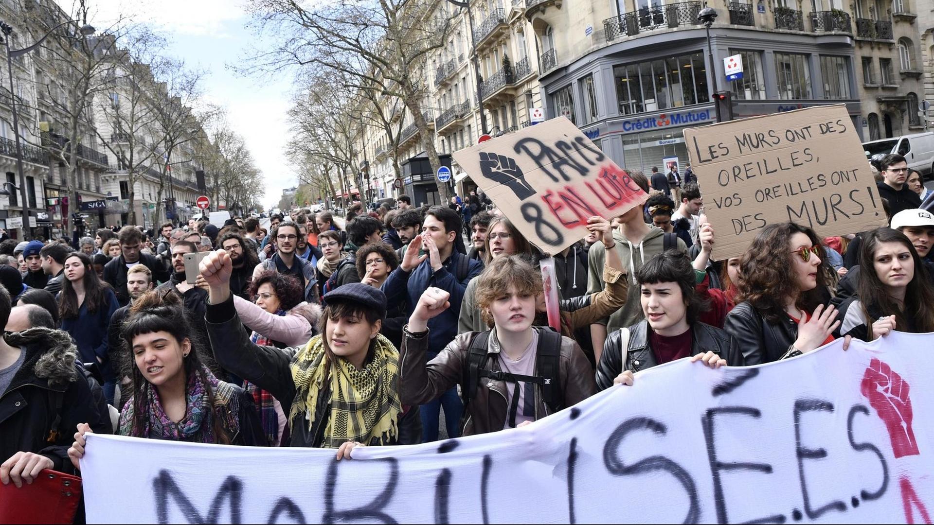 Studenten protestieren mit Schildern in Frankreich Studenten protestieren mit Schildern in Frankreich