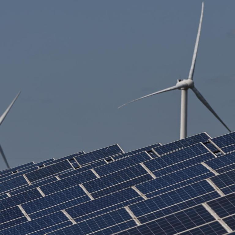 Solar-Panels und Windturbinen in einem Kraftwerk in Yancheng in der Provinz  Jiangsu in China