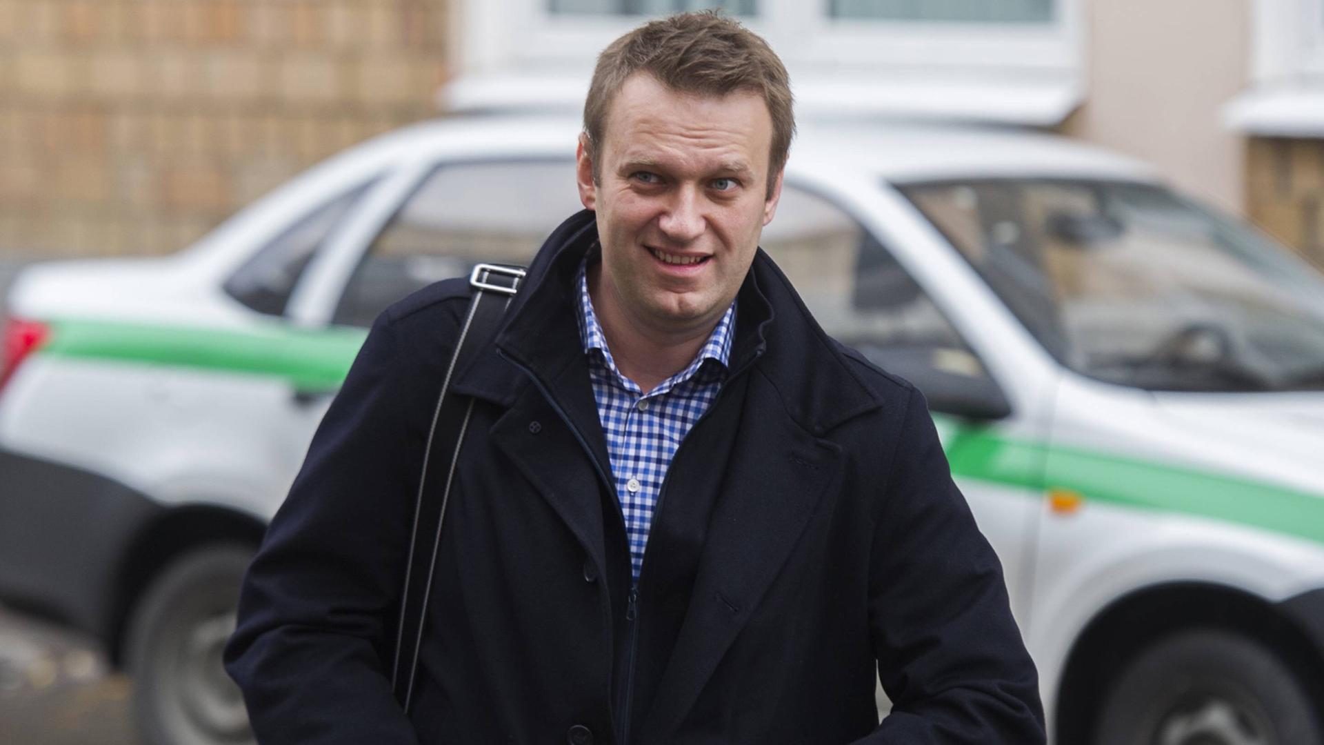 Der russische Oppositionelle Alexej Nawalny auf dem Weg zu einem Gerichtstermin im Oktober 2014. Der russische Oppositionelle Alexej Nawalny auf dem Weg zu einem Gerichtstermin im Oktober 2014.