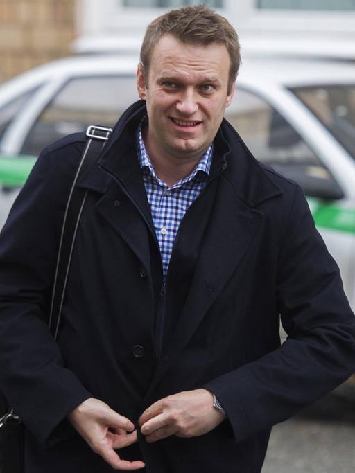 Der russische Oppositionelle Alexej Nawalny auf dem Weg zu einem Gerichtstermin im Oktober 2014.