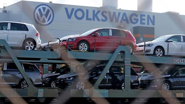 Neuwagen vor dem Volkswagen-Werk Zwickau