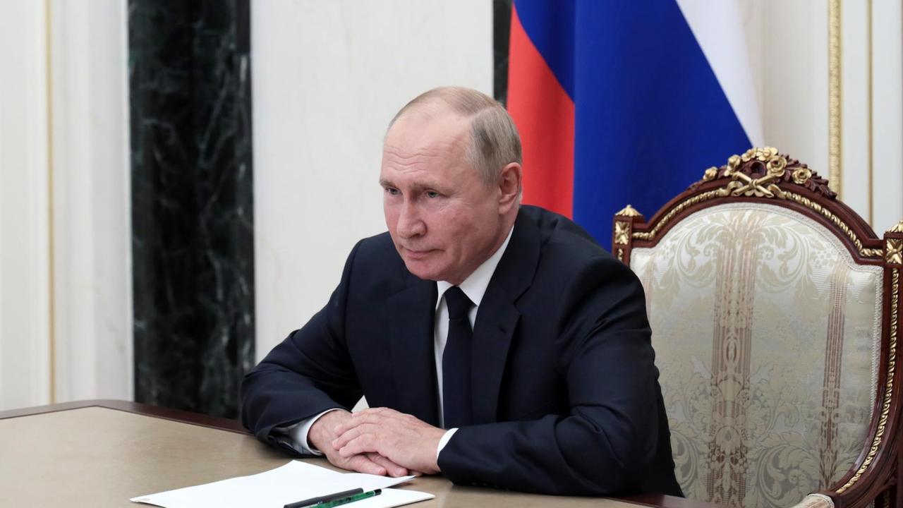 Der russische Präsident Wladimir Putin bei Beratungen mit Mitgliedern des Sicherheitsrats im Kreml in Moskau Der russische Präsident Wladimir Putin bei Beratungen mit Mitgliedern des Sicherheitsrats im Kreml in Moskau