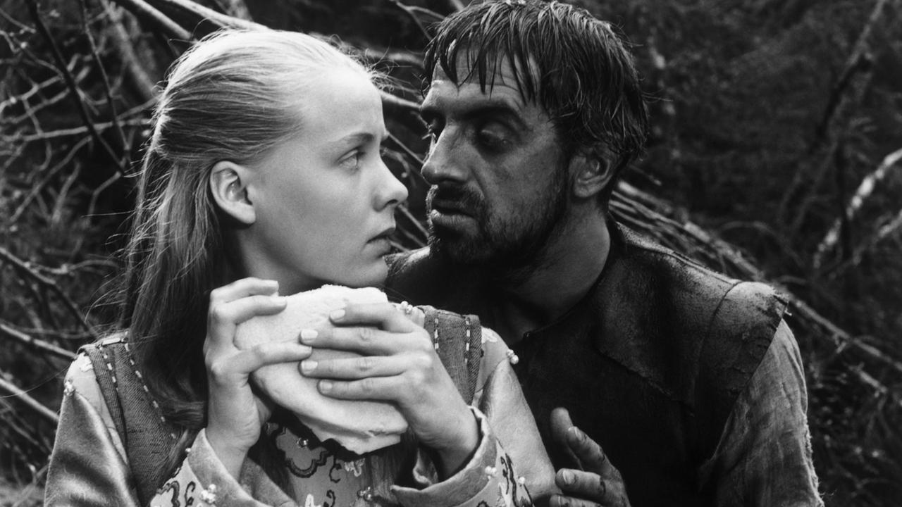 Birgitta Pettersson und Tor Isedal in einer Szene aus "Die Jungfrauenquelle" von Ingmar Bergman