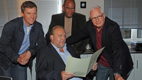 Die Schauspieler Markus Böttcher (v-l), Jan-Gregor Kremp, Pierre Sanoussi-Bliss und Michael Ande posieren bei Dreharbeiten der ZDF-Krimiserie "Der Alte" in einem Bavaria-Filmstudio in München.