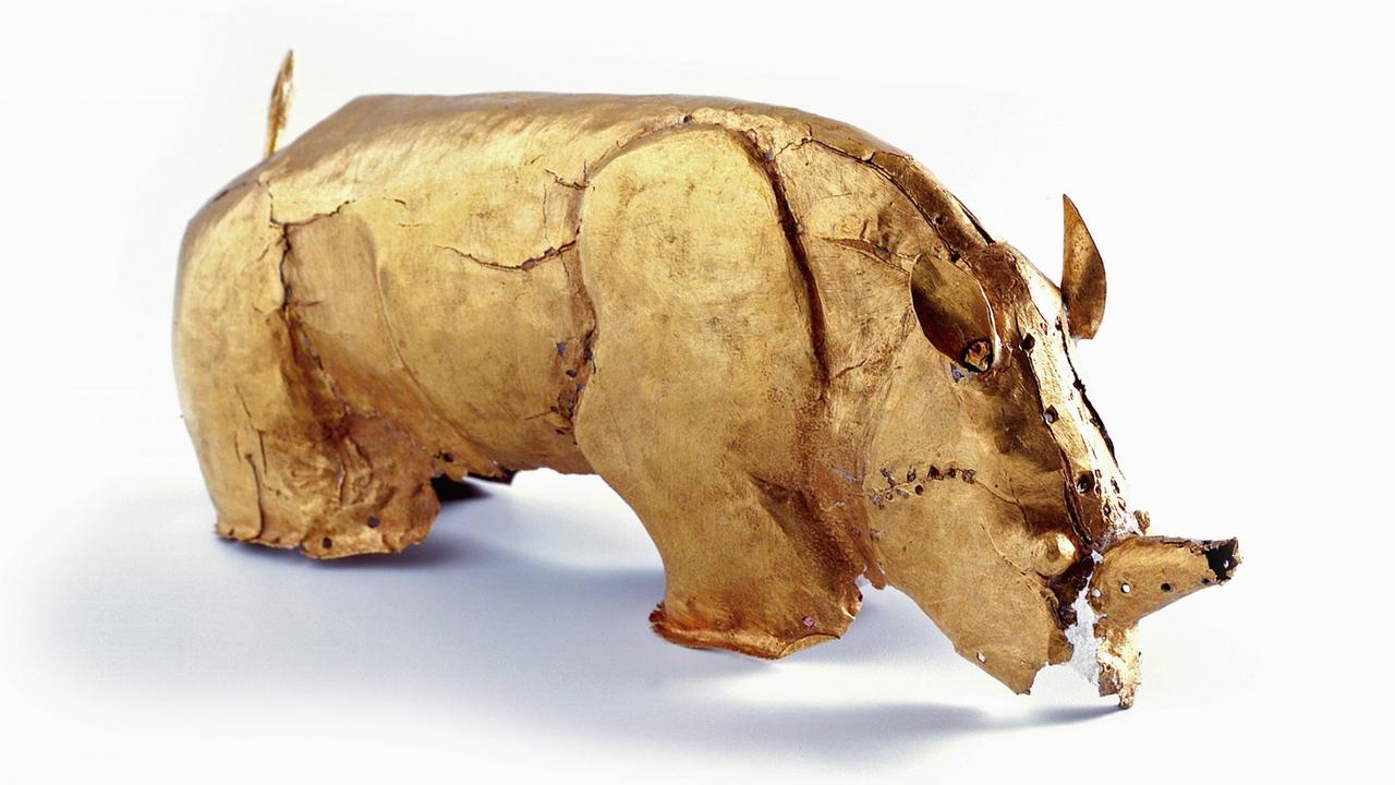 Das "Rhinozeros von Mapungubwe" besteht aus Blattgold und wurde 1932 in einem Grab im Mapungubwe Hill in Südafrika gefunden. Ursprünglich war es wohl die Hülle einer Skulptur aus Holz, die wahrscheinlich aus Asien stammte. Das "Rhinozeros von Mapungubwe" besteht aus Blattgold und wurde 1932 in einem Grab im Mapungubwe Hill in Südafrika gefunden. Ursprünglich war es wohl die Hülle einer Skulptur aus Holz, die wahrscheinlich aus Asien stammte.