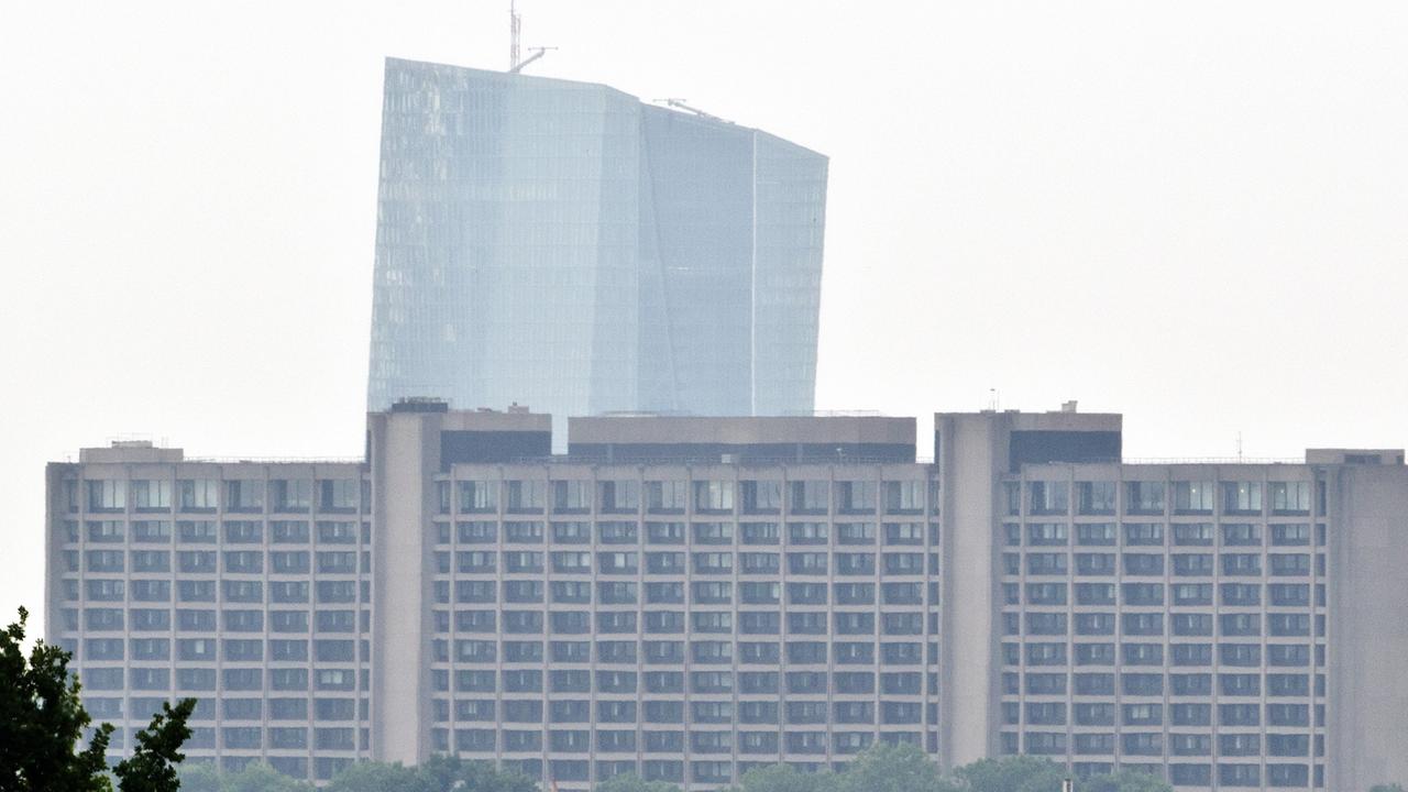 Der Neubau der Europäischen Zentralbank (EZB) überragt die Zentrale der Bundesbank in Frankfurt am Main (Hessen). Der Neubau der Europäischen Zentralbank (EZB) überragt die Zentrale der Bundesbank in Frankfurt am Main (Hessen).