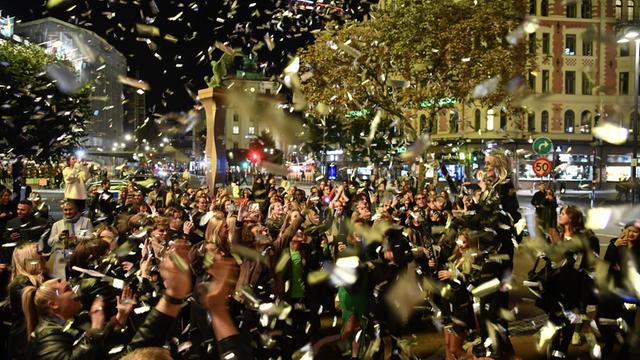 Menschen in Stockholm feiern das Ende der Corona-Restriktionen