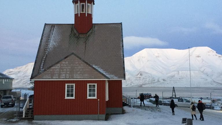 Überkonfessioneller Begegnungsort gerade in der dunklen Jahreszeit: Die Kirche von Longyearbyen auf Spitzbergen