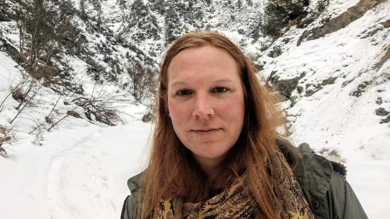 Hannah Aram steht in einem schneebedecktem Tal im Gebirge. Hannah Aram steht in einem schneebedecktem Tal im Gebirge.