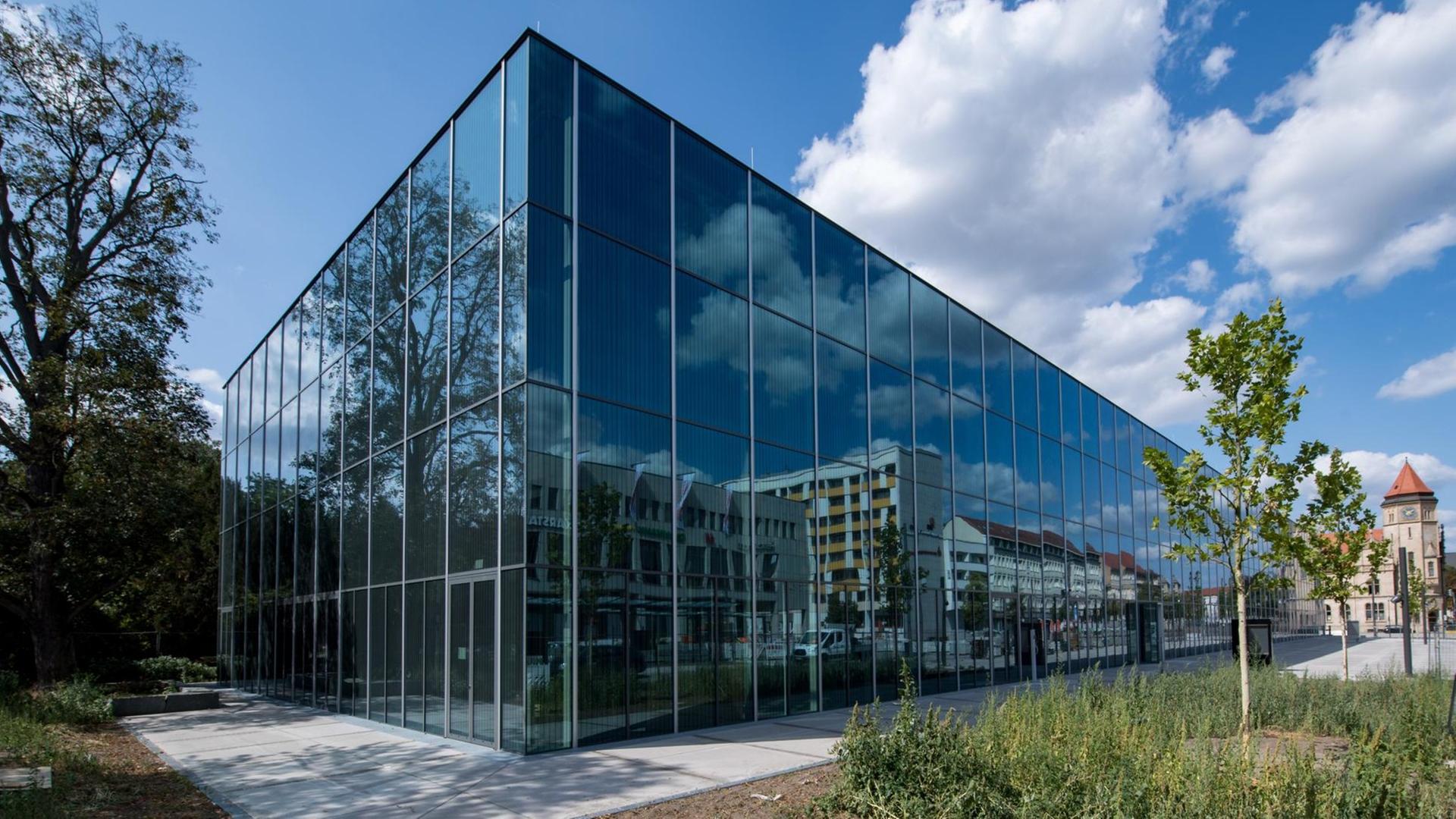 Das neue Bauhaus Museum. Ein spitzes Gebäude aus Glas, in dem sich die umliegenden Häuser spiegeln. Das neue Bauhaus Museum. Ein spitzes Gebäude aus Glas, in dem sich die umliegenden Häuser spiegeln.