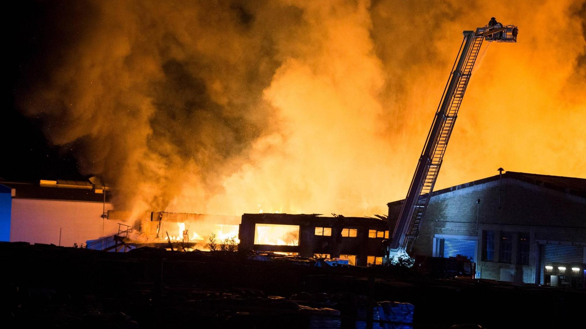 Vollbrand einer Industriehalle in Vettelschoss, Rheinland-Pfalz. Die Feuerwehr bekämpft in der Nacht zum Freitag, 29.05.2015, den Brand. Vollbrand einer Industriehalle in Vettelschoss, Rheinland-Pfalz. Die Feuerwehr bekämpft in der Nacht zum Freitag, 29.05.2015, den Brand.