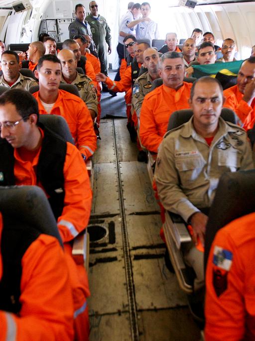 Brasilianische humanitäre Helfer in eine Flugzeug.