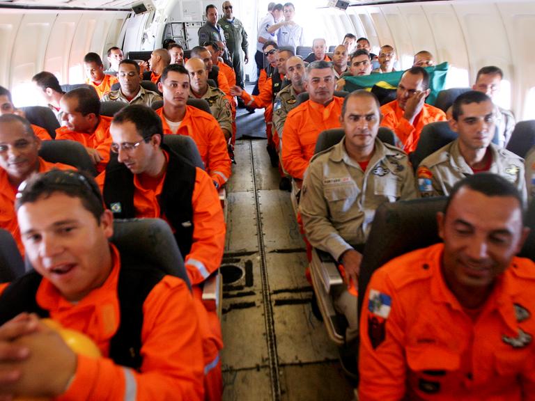 Brasilianische humanitäre Helfer in eine Flugzeug.