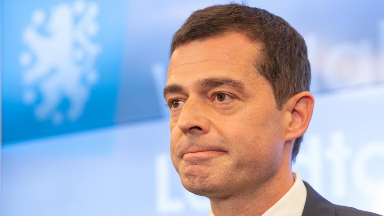Mike Mohring, Spitzenkandidat der CDU reagiert auf der CDU-Wahlparty nach Bekanntgabe der ersten Prognosen zur Landtagswahl in Thüringen