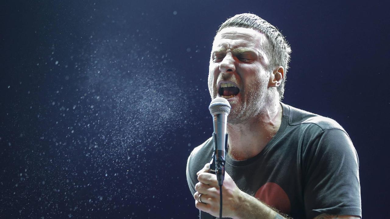 Jason Williamson von den Sleaford Mods beim Paredes de Coura Festival 2016 Jason Williamson von den Sleaford Mods beim Paredes de Coura Festival 2016