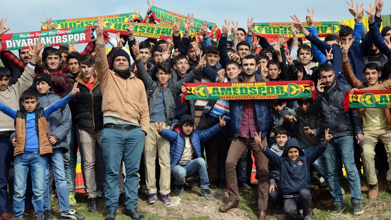 Anhänger des kurdischen Fußballvreins Amedspor in Diyarbakir halten ihre Fan-Schals hoch Anhänger des kurdischen Fußballvreins Amedspor in Diyarbakir halten ihre Fan-Schals hoch