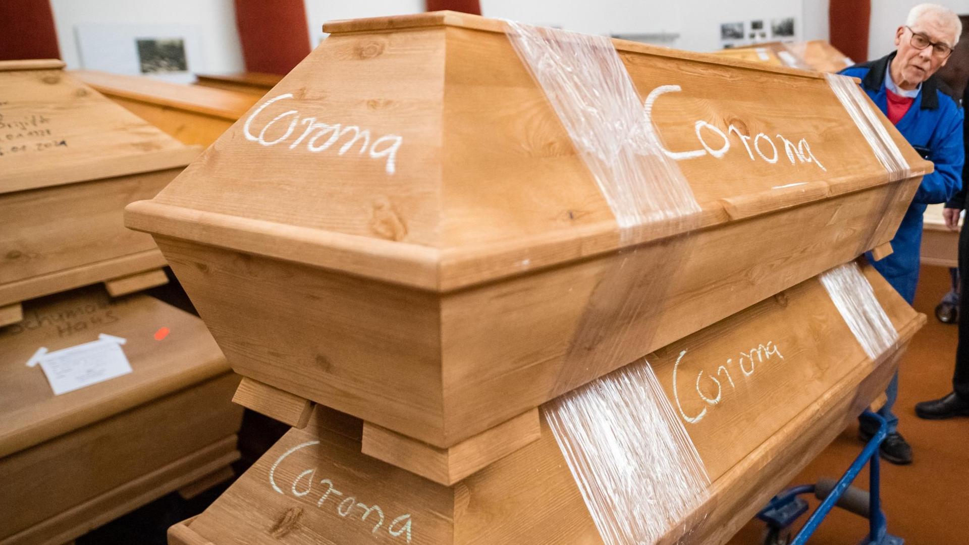 In den Krematorien stapeln sich die Särge mit der Aufschrift "Corona". In den Krematorien stapeln sich die Särge mit der Aufschrift "Corona".