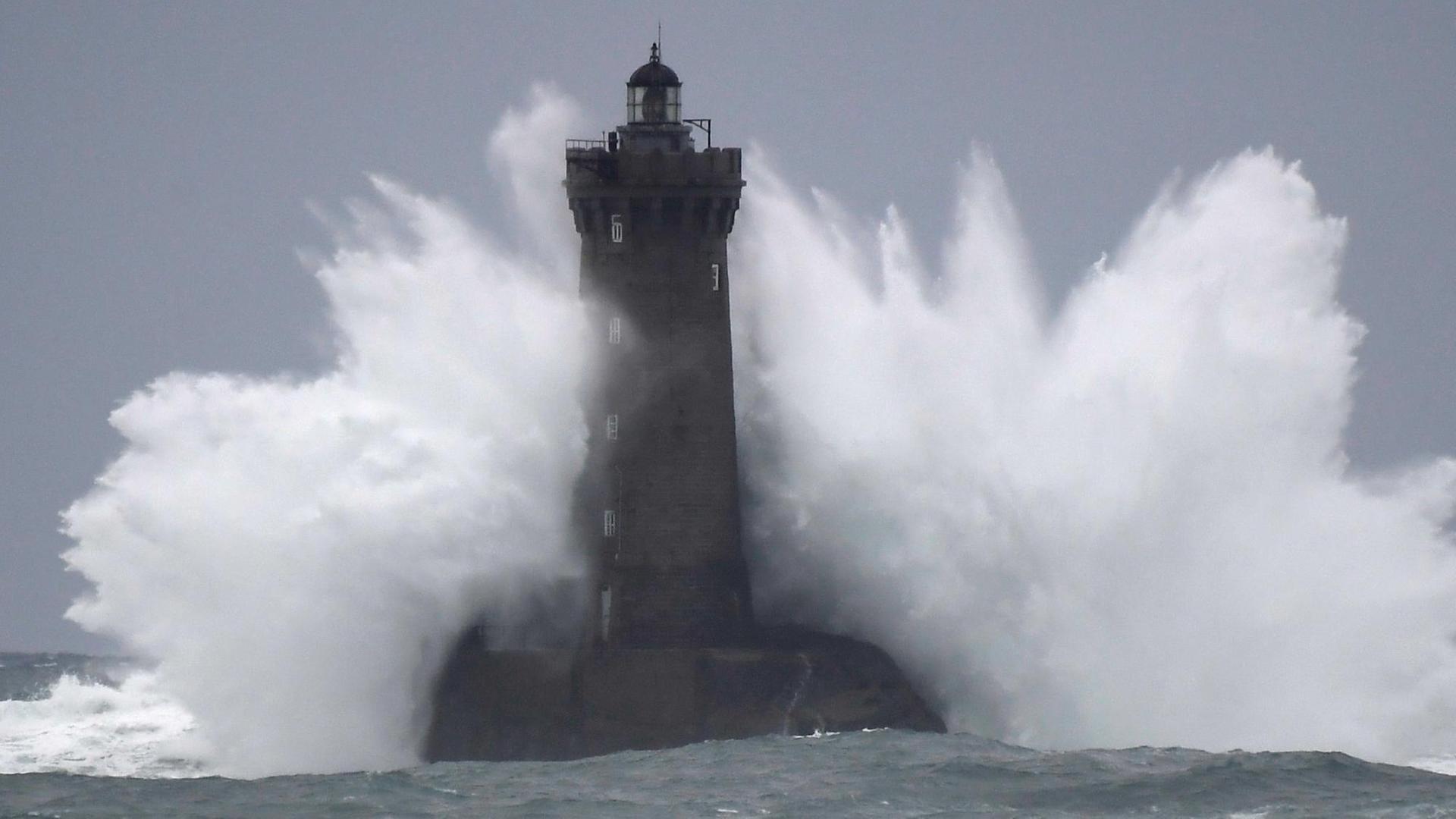 Ein Welle bricht am Leuchtturm "Phare du four" nah Rosporden. Ein Welle bricht am Leuchtturm "Phare du four" nah Rosporden.