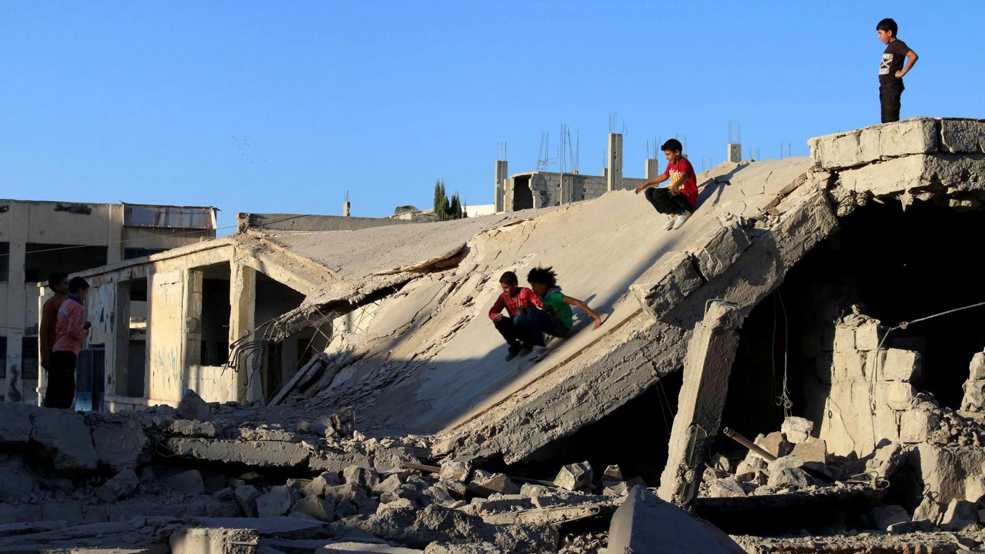 Syrische Kinder spielen in Ruinen. Syrische Kinder spielen in Ruinen.