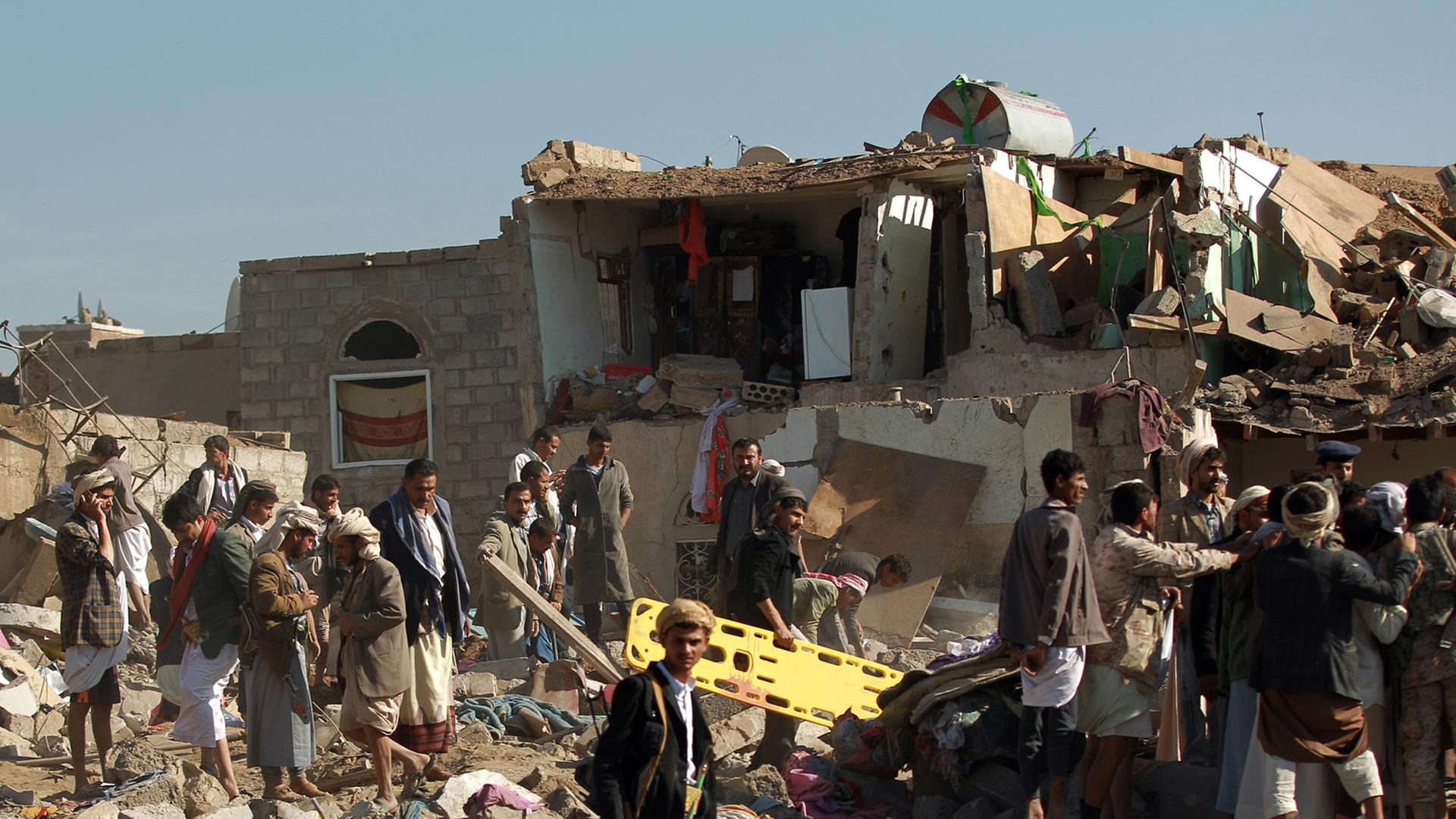 Jemeniten suchen bei Sanaa nach Überlebenden in den Trümmern eines von Saudi-Arabien angegriffenen Hauses. Jemeniten suchen bei Sanaa nach Überlebenden in den Trümmern eines von Saudi-Arabien angegriffenen Hauses.