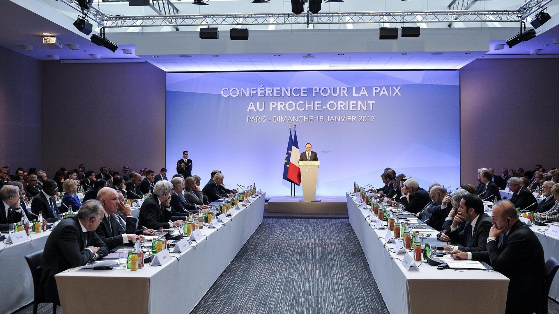 Konferenzraum mit den Teilnehmern der der Pariser Nahost-Konferenz Konferenzraum mit den Teilnehmern der der Pariser Nahost-Konferenz