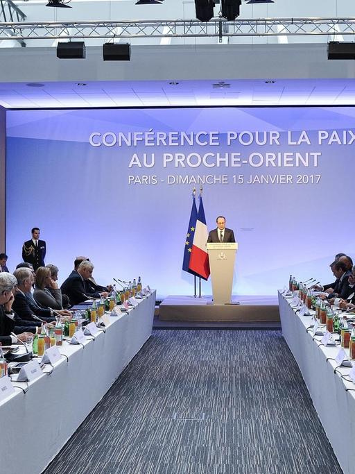 Konferenzraum mit den Teilnehmern der der Pariser Nahost-Konferenz
