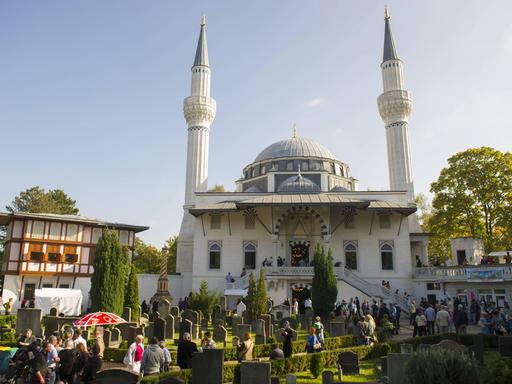 Der Tag der offenen Moschee am 3. 10. 2014 in Berlin in der Sehitlik-Moschee am Columbiadamm.