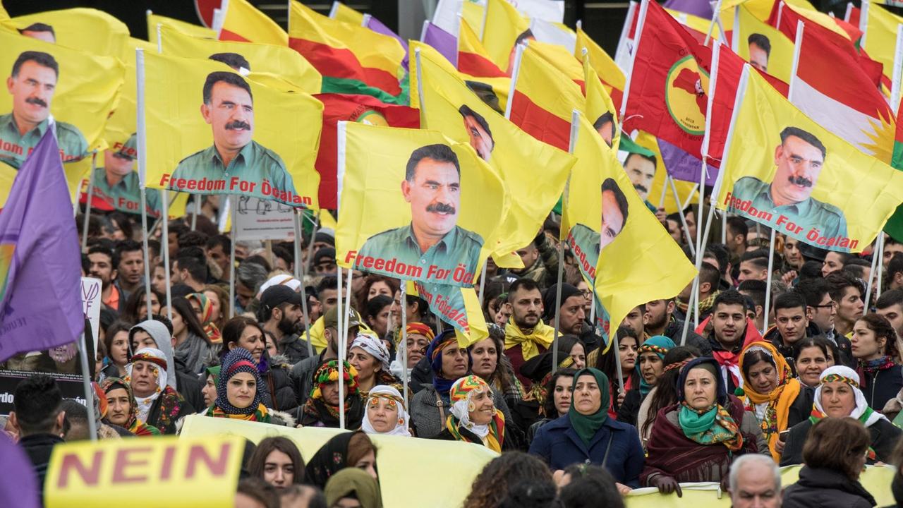 Kurdische Demonstranten gehen anlässlich des kurdischenFrühjahrsfest Newroz mit Fahnen mit dem Logo und dem verbotenen Konterfei des Führers der PKK, Abdullah Öcalan, durch die Innenstadt.