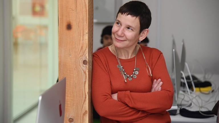 Marie Lou Papazian gründete Tumo 2011 mit ihrem Mann. Sie steht im Türrahmen, trägt kurze, braune Haare und Ketten um den Hals. Marie Lou Papazian gründete Tumo 2011 mit ihrem Mann. Sie steht im Türrahmen, trägt kurze, braune Haare und Ketten um den Hals.