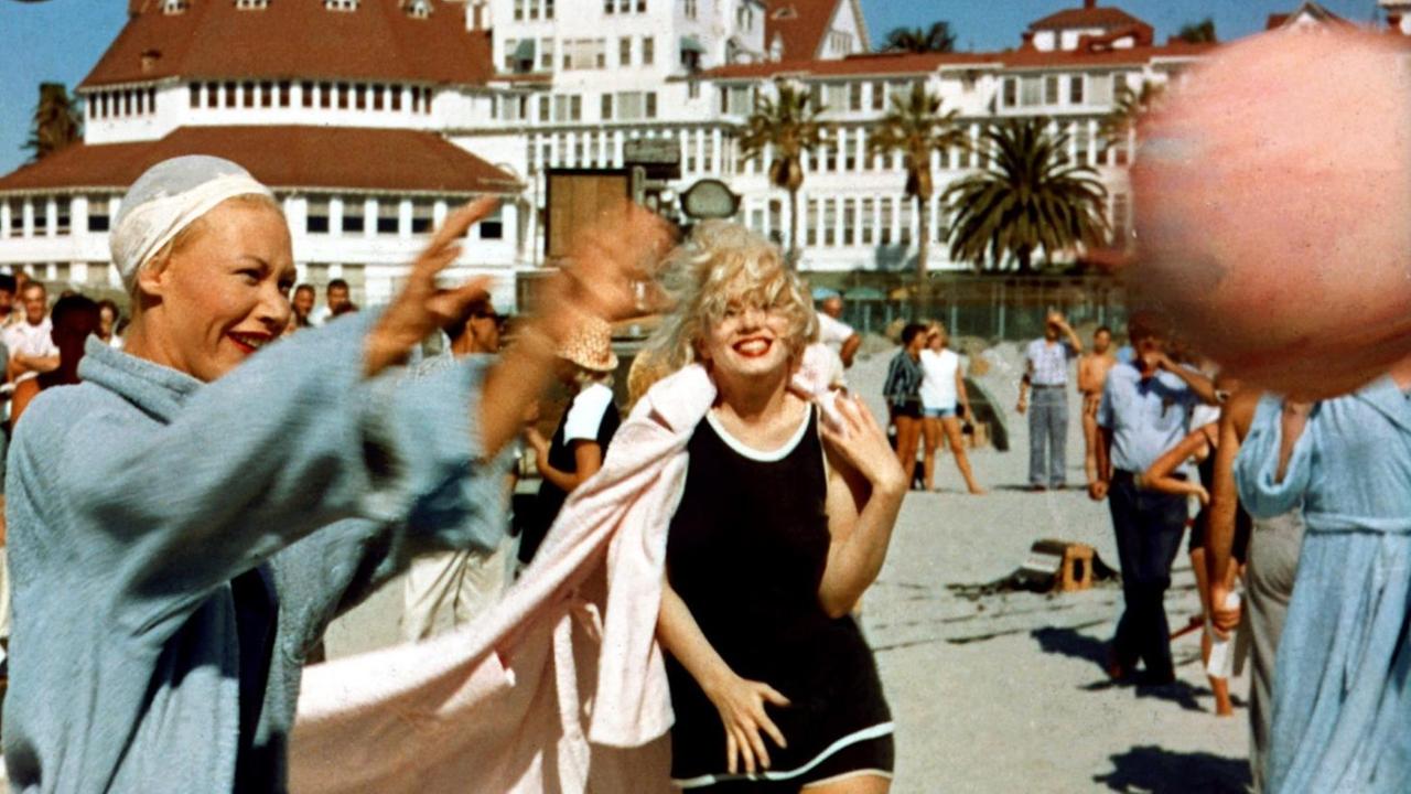 Das Sexidol der 50er-Jahre, die US-amerikanische Schauspielerin Marilyn Monroe, in einer undatierten Szene des Films "Manche mögen's heiß".