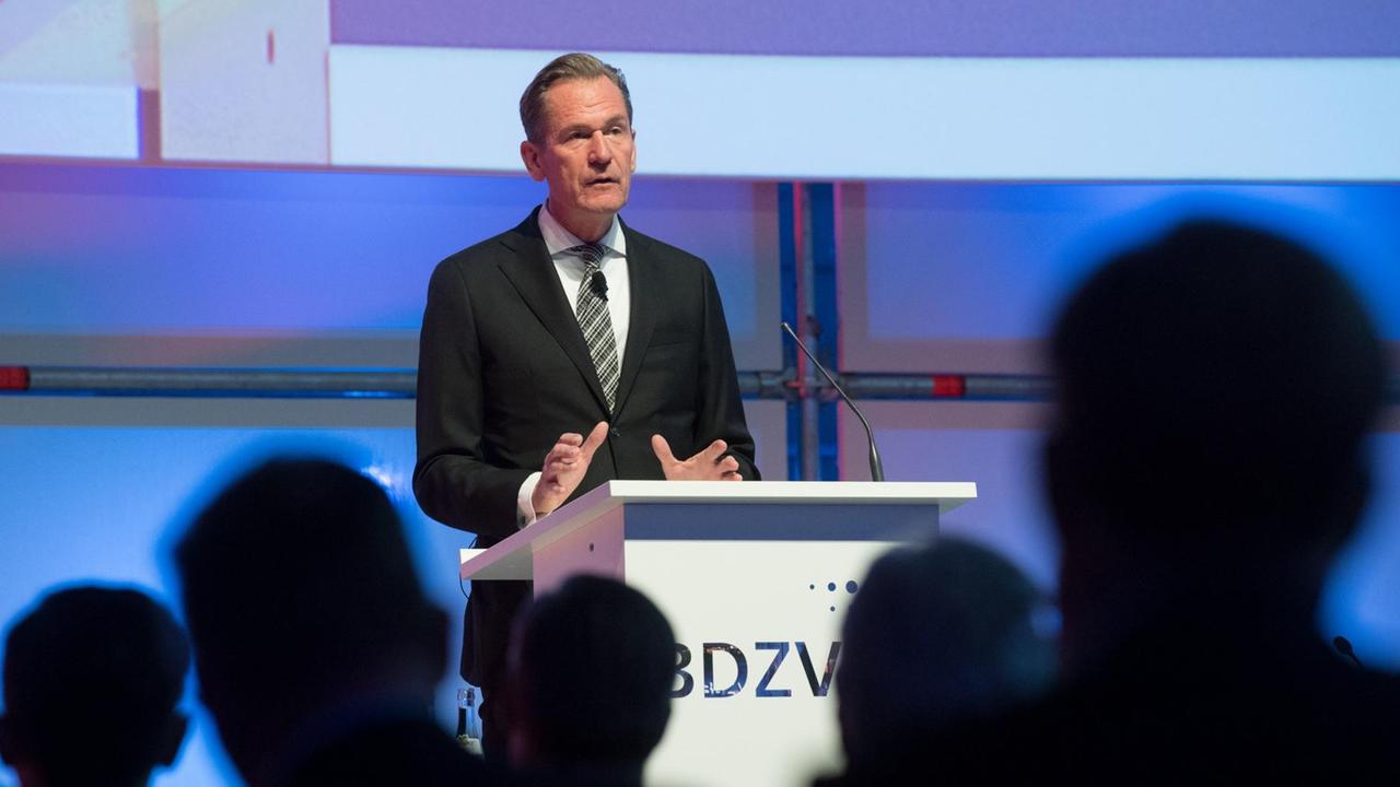 Der Vorstandsvorsitzende der Axel Springer SE und BDZV-Präsident Mathias Döpfner spricht am 18.09.2017 während des Zeitungskongresses des Bundesverbandes Deutscher Zeitungsverleger (BDZV) in der Carl Benz Arena in Stuttgart. Der Vorstandsvorsitzende der Axel Springer SE und BDZV-Präsident Mathias Döpfner spricht am 18.09.2017 während des Zeitungskongresses des Bundesverbandes Deutscher Zeitungsverleger (BDZV) in der Carl Benz Arena in Stuttgart.