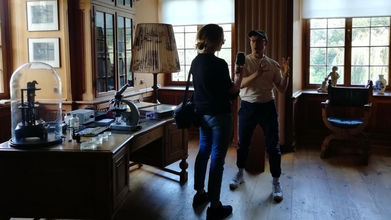 Die Deutschlandradio-Reporterin Anna Seibt und der künstlerische Leiter Jörg Albrecht in der Bibliothek der Burg Hülshoff Die Deutschlandradio-Reporterin Anna Seibt und der künstlerische Leiter Jörg Albrecht in der Bibliothek der Burg Hülshoff