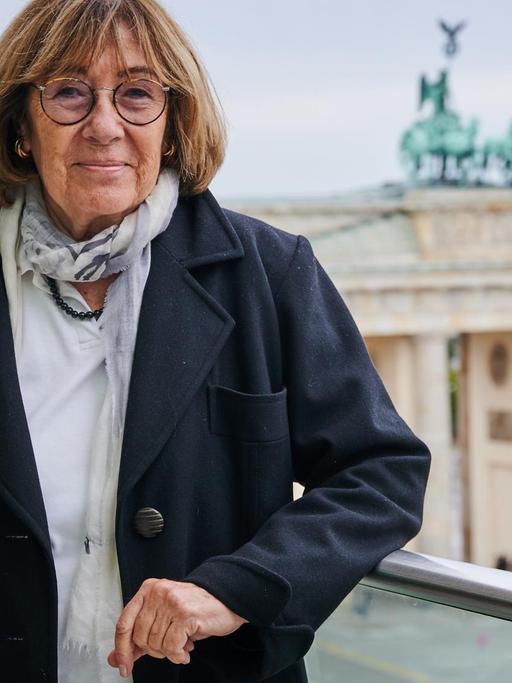 Jeanine Meerapfel, Präsidentin der Akademie der Künste, steht auf der Terrasse der Akademie am Pariser Platz.