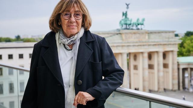 Jeanine Meerapfel, Präsidentin der Akademie der Künste, steht auf der Terrasse der Akademie am Pariser Platz.