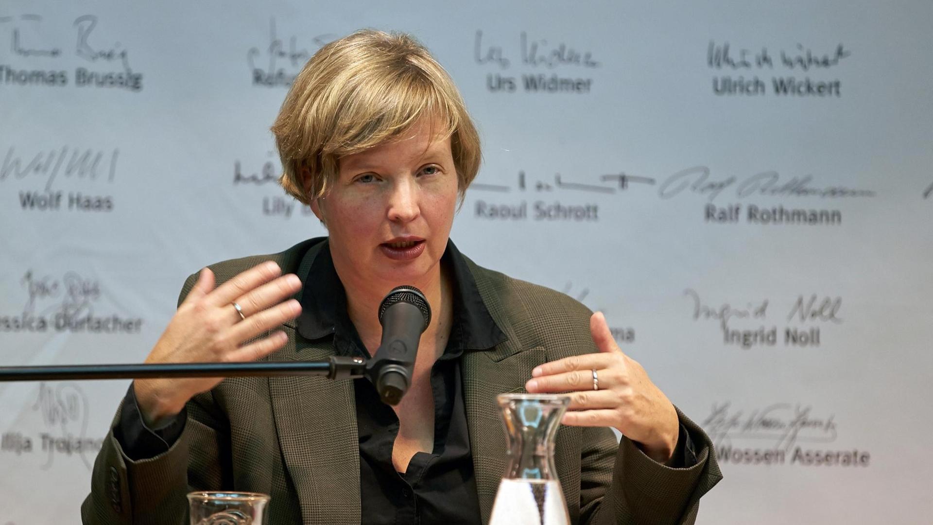 Die Schriftstellerin Jenny Erpenbeck liest in einer Buchhandlung in Koblenz. Die Schriftstellerin Jenny Erpenbeck liest in einer Buchhandlung in Koblenz.