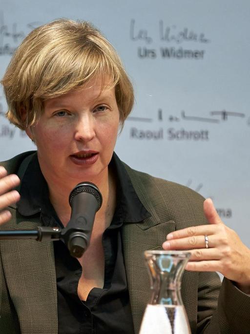 Die Schriftstellerin Jenny Erpenbeck liest in einer Buchhandlung in Koblenz.