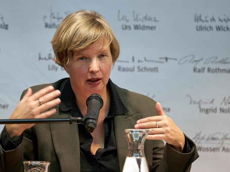 Die Schriftstellerin Jenny Erpenbeck liest in einer Buchhandlung in Koblenz.