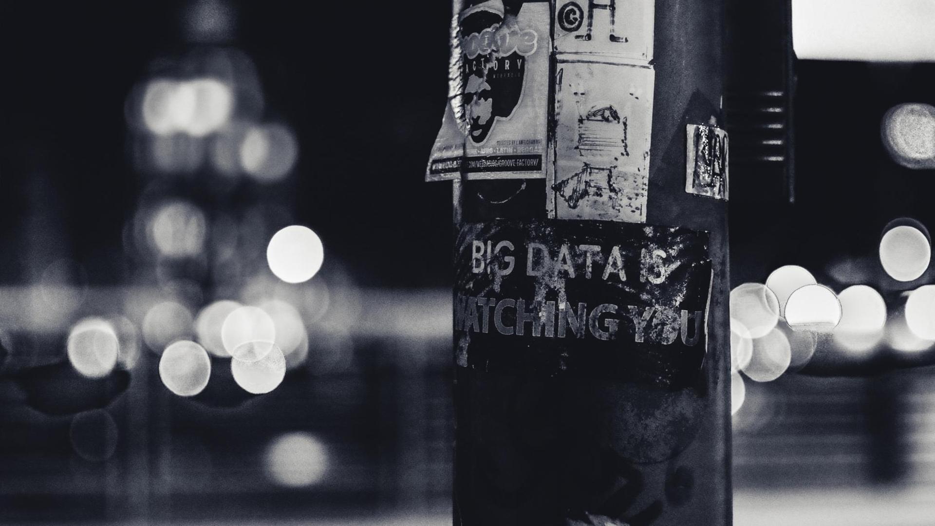 "Big Data is watching you" - Aufkleber an Straßenlaterne "Big Data is watching you" - Aufkleber an Straßenlaterne