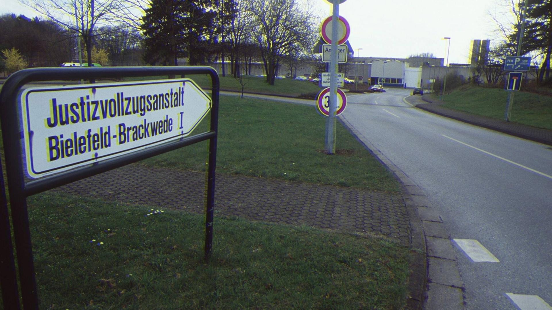 Schild zeigt auf die Justizvollzugsanstalt (JVA) Bielefeld - Brackwede Schild zeigt auf die Justizvollzugsanstalt (JVA) Bielefeld - Brackwede