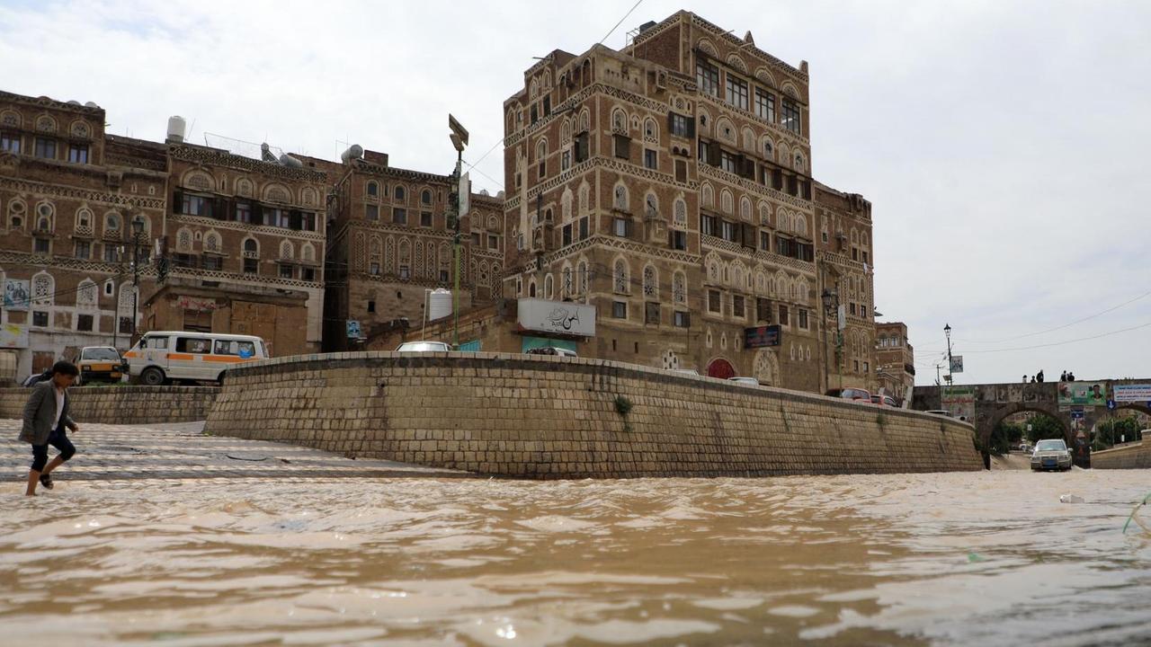 Wassermassen vor einem Gebäude in der zum Unesco-Weltkulturerbe zählenden Altstadt von Jemens Hauptstadt Sanaa