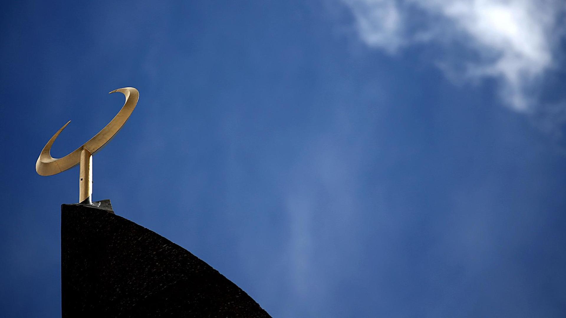 Auf einem Minarett der Moschee der Türkisch-islamischen Union Ditib steht am 06.06.2017 in Köln (Nordrhein-Westfalen) ein goldener Halbmond. Auf einem Minarett der Moschee der Türkisch-islamischen Union Ditib steht am 06.06.2017 in Köln (Nordrhein-Westfalen) ein goldener Halbmond.