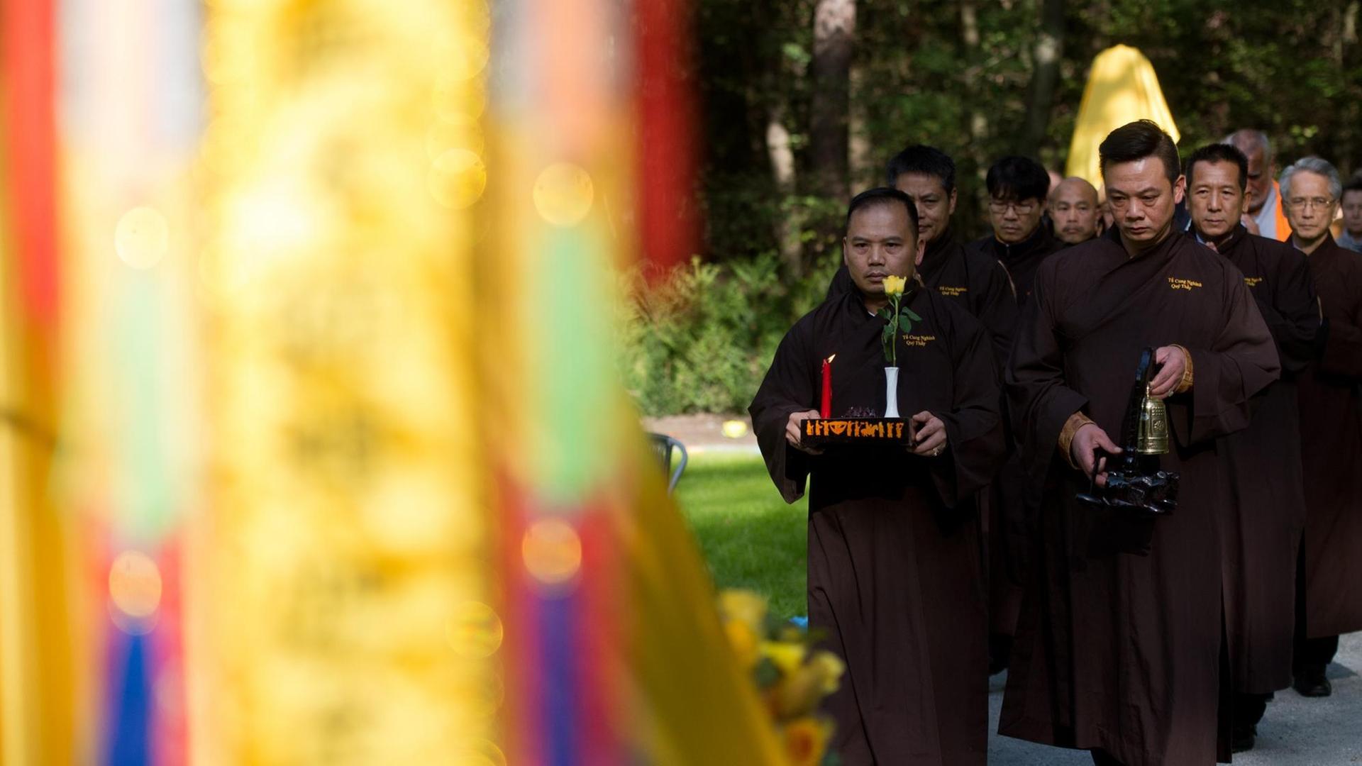 Buddhistische Mönche treffen am 27.09.2015 zur großen Zeremonie der Weihe einer buddhistischen Begräbnisstätte auf dem Heidefriedhof in Dresden (Sachsen) ein. Zum ersten Mal in der fast 1000-jährigen Geschichte Sachsens wurde eine buddhistische Grabstätte geweiht. Buddhistische Mönche treffen am 27.09.2015 zur großen Zeremonie der Weihe einer buddhistischen Begräbnisstätte auf dem Heidefriedhof in Dresden (Sachsen) ein. Zum ersten Mal in der fast 1000-jährigen Geschichte Sachsens wurde eine buddhistische Grabstätte geweiht.