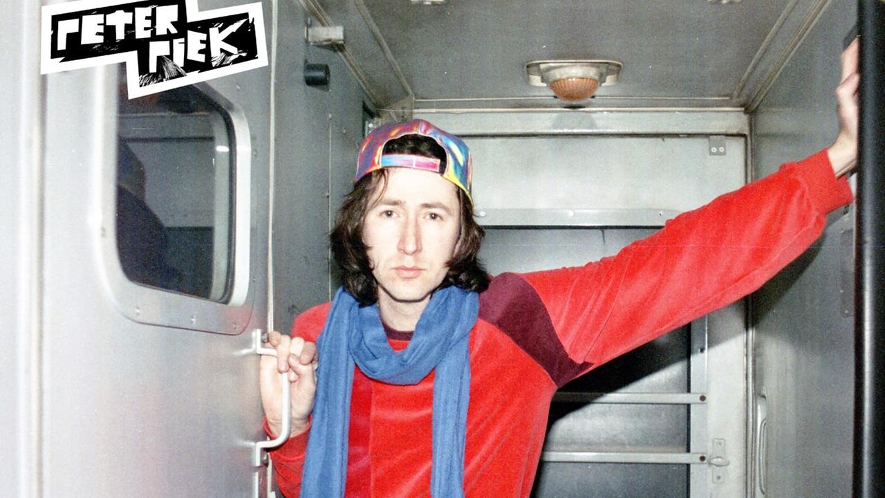 Musiker Peter Piek steht in einem Abteil der transsibirischen Eisenbahn Musiker Peter Piek steht in einem Abteil der transsibirischen Eisenbahn