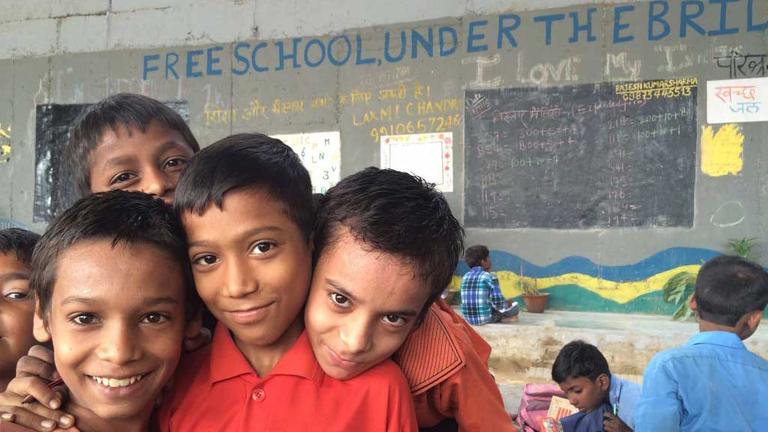 Kinder in der freien Schule unter der Metro-Brücke in Neu-Delhi Kinder in der freien Schule unter der Metro-Brücke in Neu-Delhi