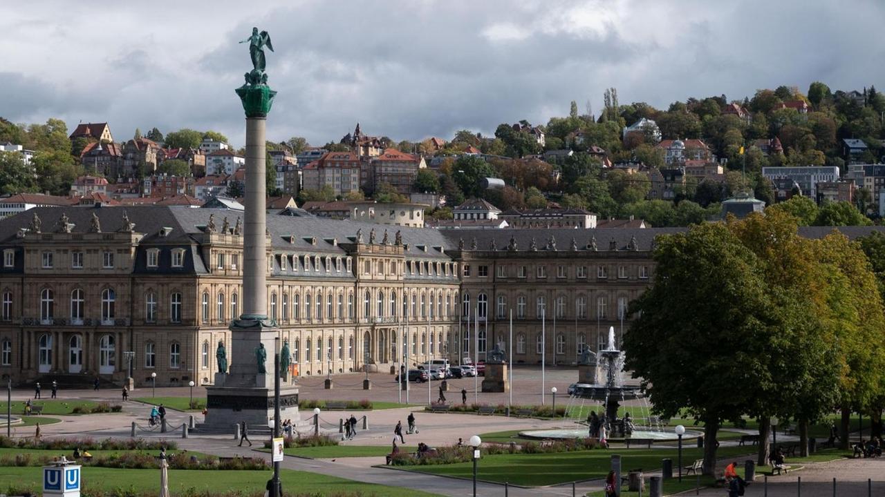 Menschen gehen über die Königstraße und den Schlossplatz. Menschen gehen über die Königstraße und den Schlossplatz.