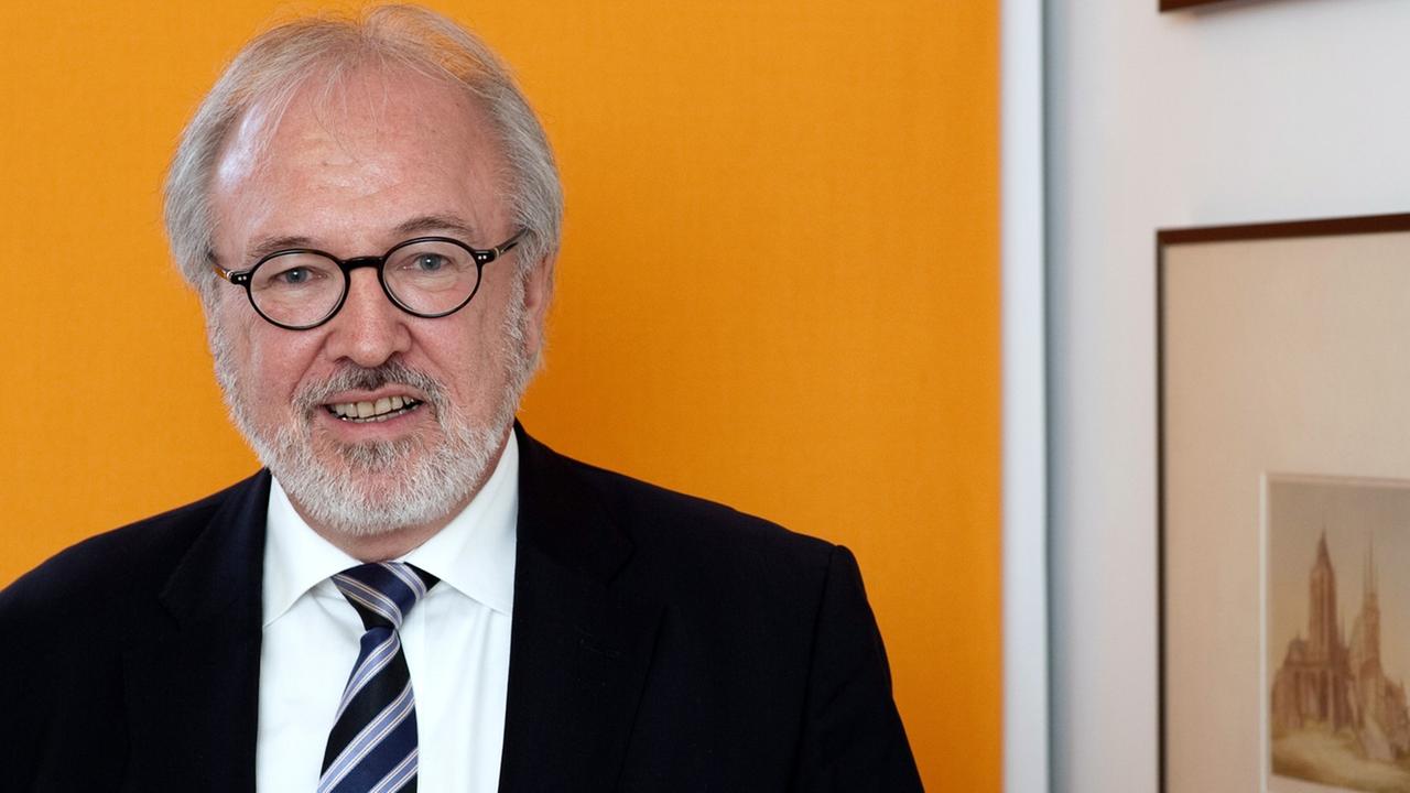 Der Vorsitzende des Marburger Bundes Rudolf Henke trägt schwarzen Anzug und gestreifte Krawatte. Der Vorsitzende des Marburger Bundes Rudolf Henke trägt schwarzen Anzug und gestreifte Krawatte.