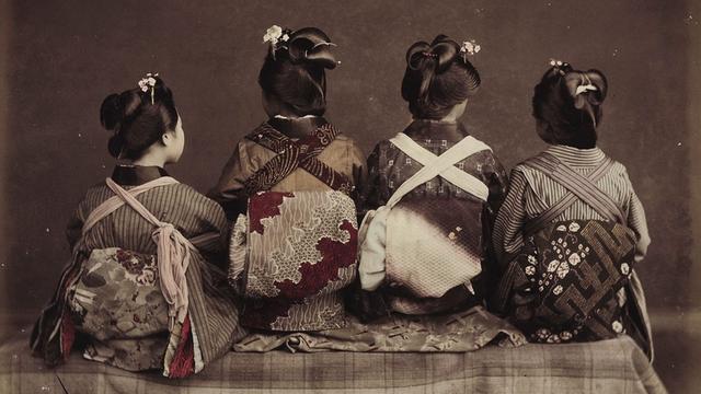 Vier japanische Tänzerinnen auf einer Fotografie von Kimbei Kusakabe (1841-1932)