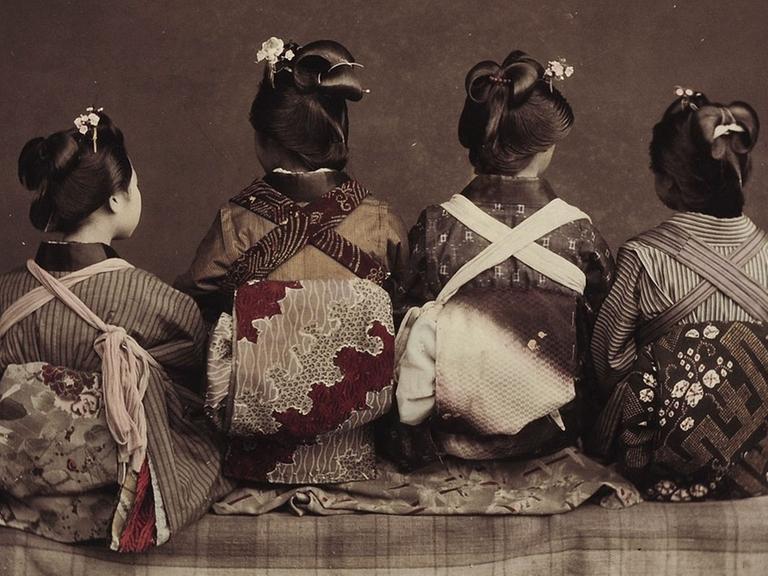 Vier japanische Tänzerinnen auf einer Fotografie von Kimbei Kusakabe (1841-1932)