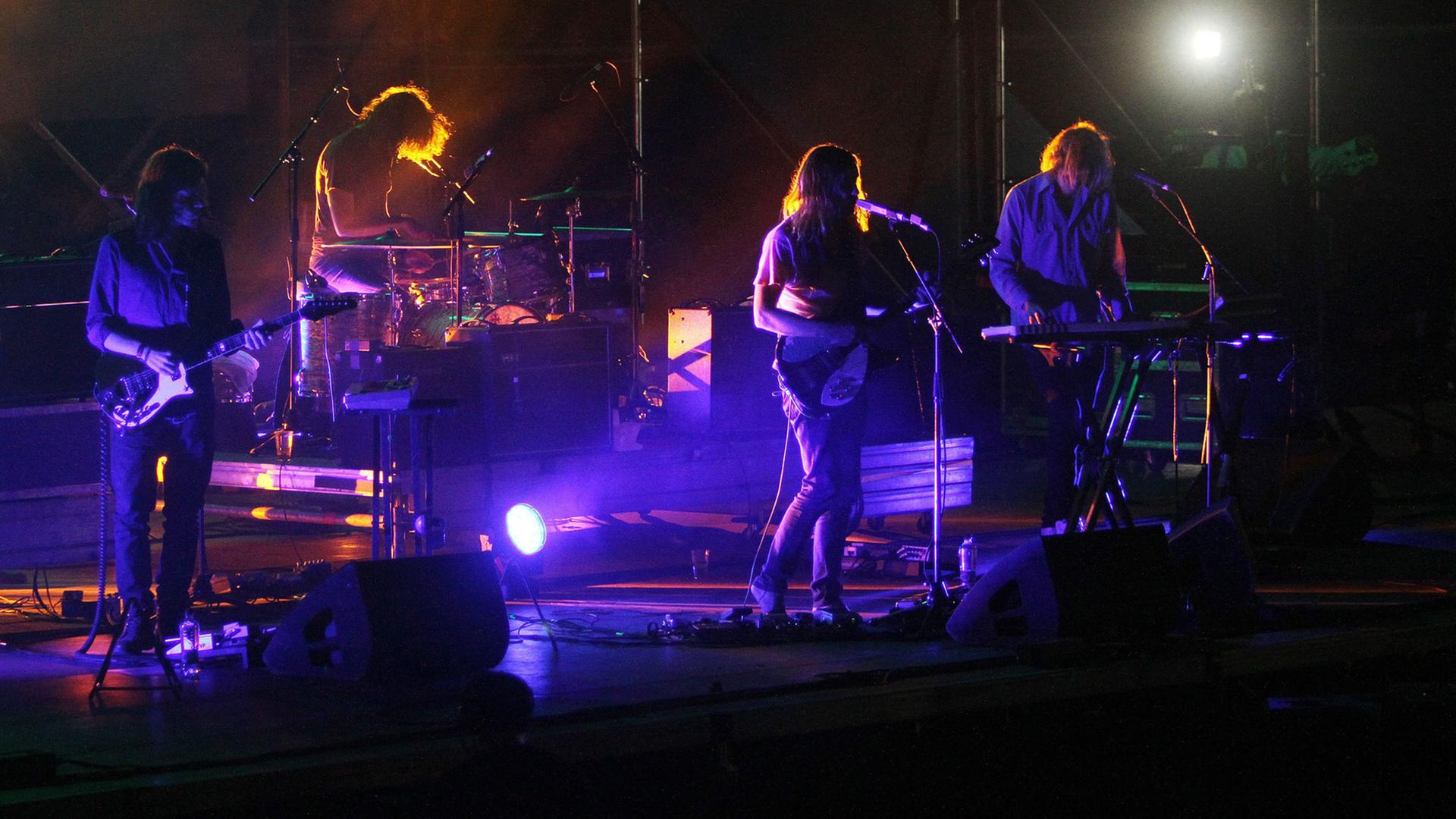 Die australische Band Tame Impala bei einem Auftritt in Santiago de Chile am 22. November 2014 Die australische Band Tame Impala bei einem Auftritt in Santiago de Chile am 22. November 2014